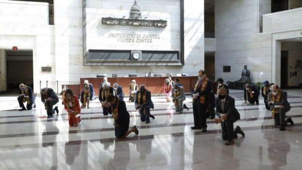 Democrații din Congresul american s-au așezat în genunchi pentru 8:46 minute de tăcere, în memoria lui George Floyd